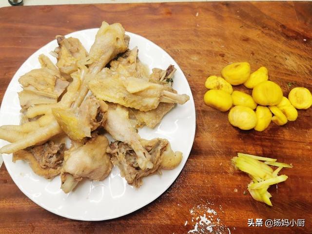 家鸡与板粟煲汤有什么功效，板栗和鸡煲汤的好处