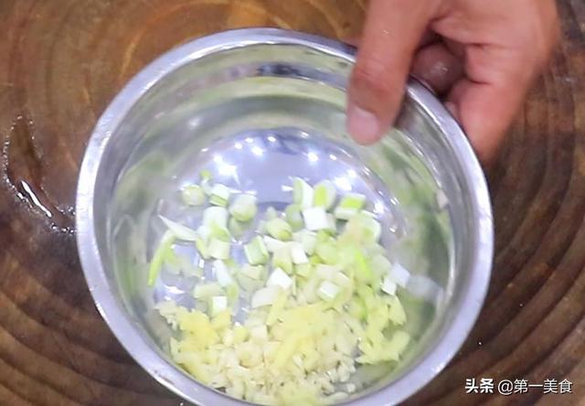 焖大虾是什么地方的菜，油焖大虾是哪里的菜