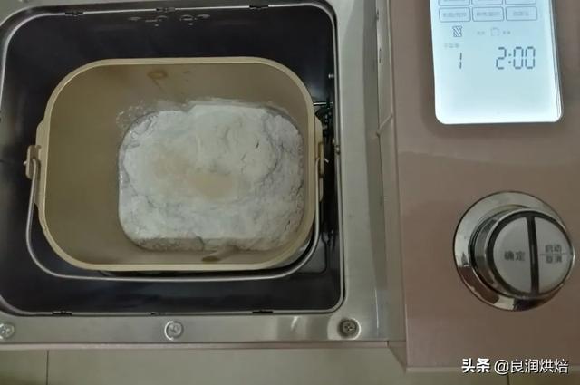 面包机用什么面粉，用面包机如何做出拉丝的面包