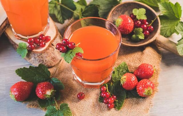 新鲜的水果汁什么时候喝最好，长期喝鲜榨果蔬汁好吗