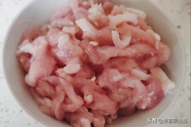 豆芽里面塞肉丝叫什么菜名，豆芽里塞肉丝叫什么名字