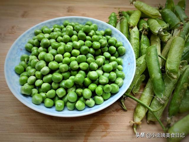 早餐鸡蛋羹配什么主食，整个鸡蛋蒸好还是煮好