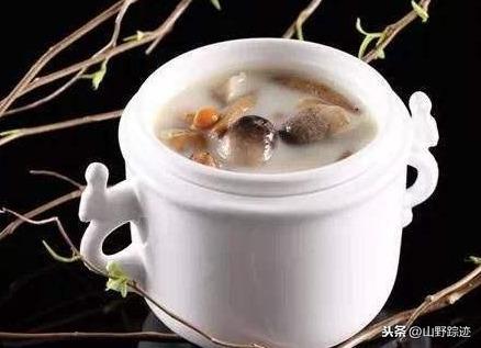 鲜蘑茹水泡后的水为什么是红的，野生菌可以吃吗