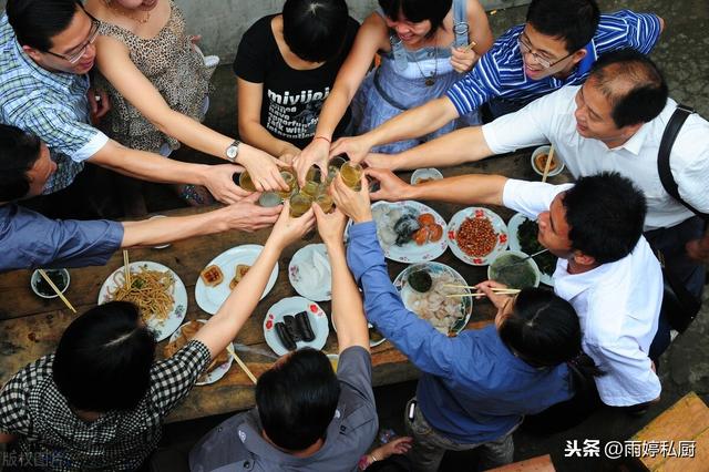 喝啤酒吃什么零食好，喝啤酒吃什么零食好呢