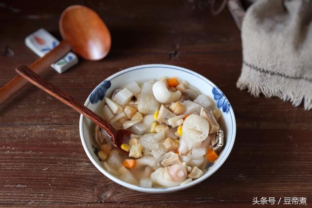 玉米草菇和什么一起做汤好，草菇可以和玉米同煮吗