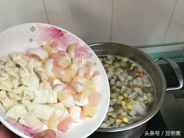 玉米草菇和什么一起做汤好，草菇可以和玉米同煮吗