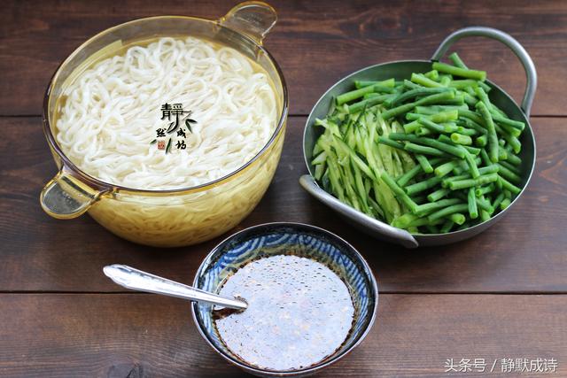 凉面为什么没味道，做蒜汁凉面，调味汁是关键，加点儿它，味道大不同，清新又好吃