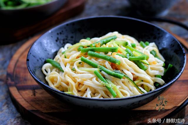 凉面为什么没味道，做蒜汁凉面，调味汁是关键，加点儿它，味道大不同，清新又好吃