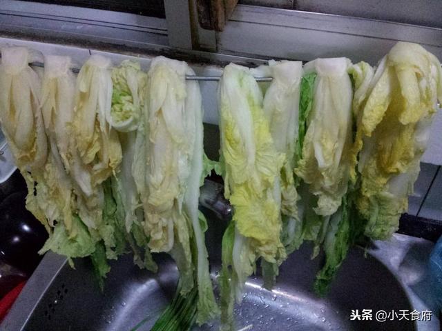 淹酸菜烂是什么原因，用什么方法腌制酸菜一年都不烂呢