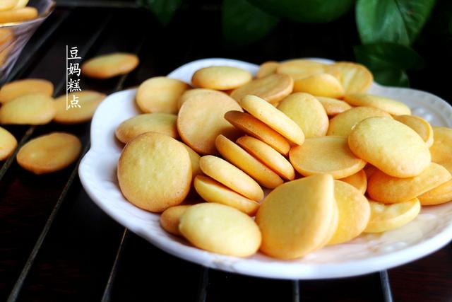 烤箱烤饼干用什么面粉，奶油鸡蛋饼干的制作方法