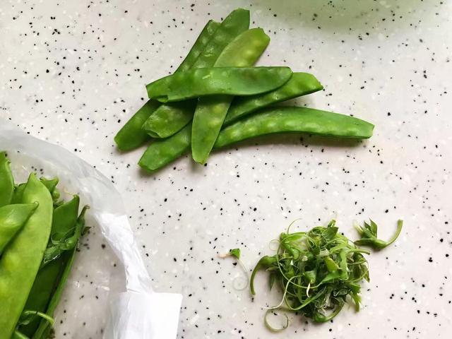 荷兰豆不能和什么一起吃，荷兰豆炒白玉菇做法