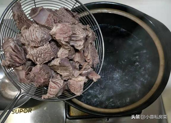 牛肉煮后为什么会变黄，牛肉煮熟发黄什么原因