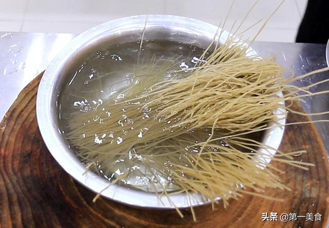 鸡块配什么菜炖，鸡肉和茶树菇一起炖，鲜到骨头里，厨师长分享烹饪技巧，好吃下饭