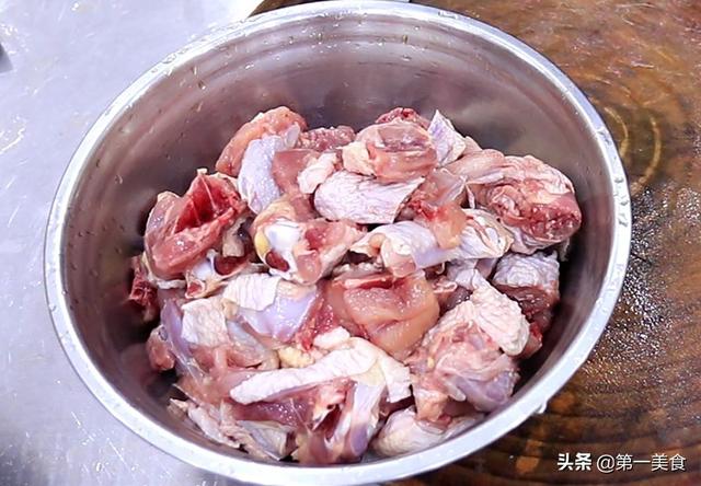 鸡块配什么菜炖，鸡肉和茶树菇一起炖，鲜到骨头里，厨师长分享烹饪技巧，好吃下饭