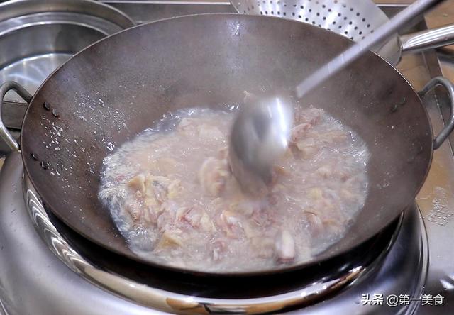 鸡块配什么菜炖，鸡肉和茶树菇一起炖，鲜到骨头里，厨师长分享烹饪技巧，好吃下饭