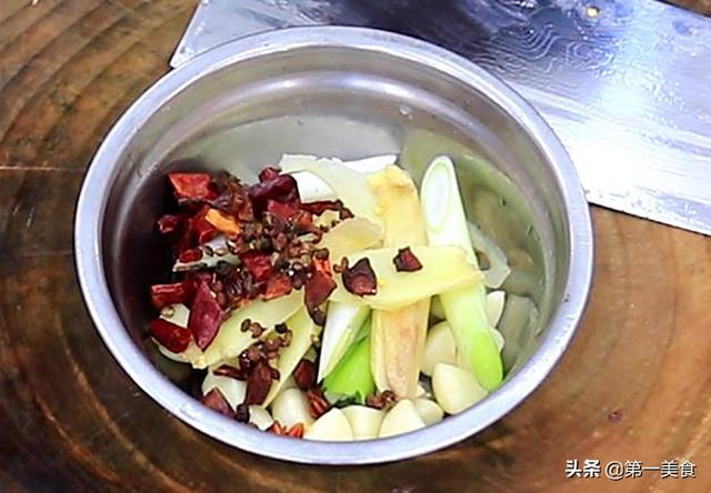 鸡块配什么菜炖，鸡肉和茶树菇一起炖，鲜到骨头里，厨师长分享烹饪技巧，好吃下饭