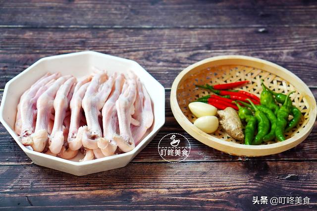 麻辣鸭爪什么时候下锅，鸭爪和鸡爪