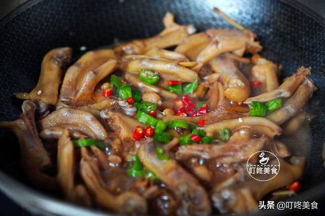 麻辣鸭爪什么时候下锅，鸭爪和鸡爪