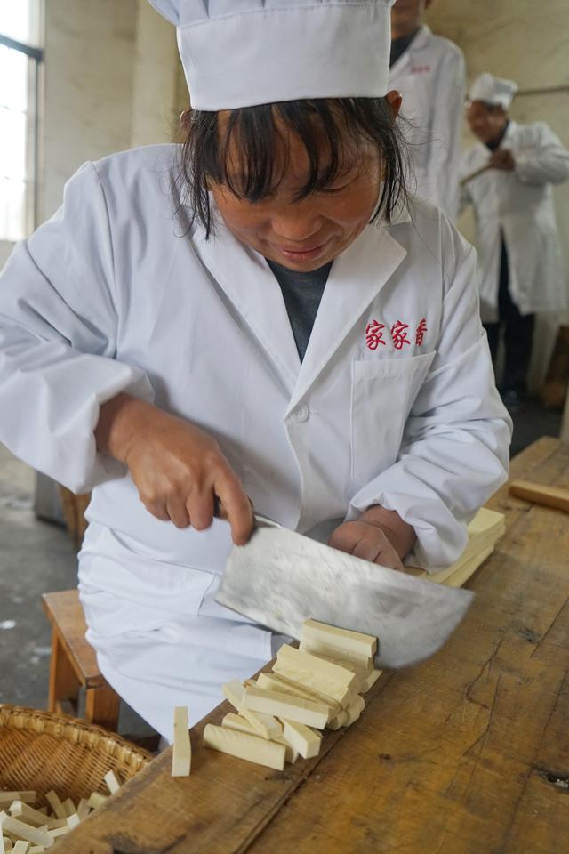 油豆腐是什么豆腐炸的，油豆腐是用什么豆腐炸的